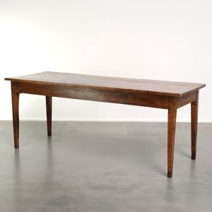 Antieke Franse eikenhouten eettafel uit 19e eeuw met warme kleuren en een mooi rijk geleefd blad voor 4 tot 6 personen