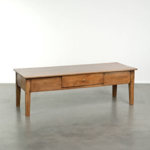Antieke Franse eikenhouten salontafel uit midden 19e eeuw in een mooie lichte kleur met een lade en messing handgreep
