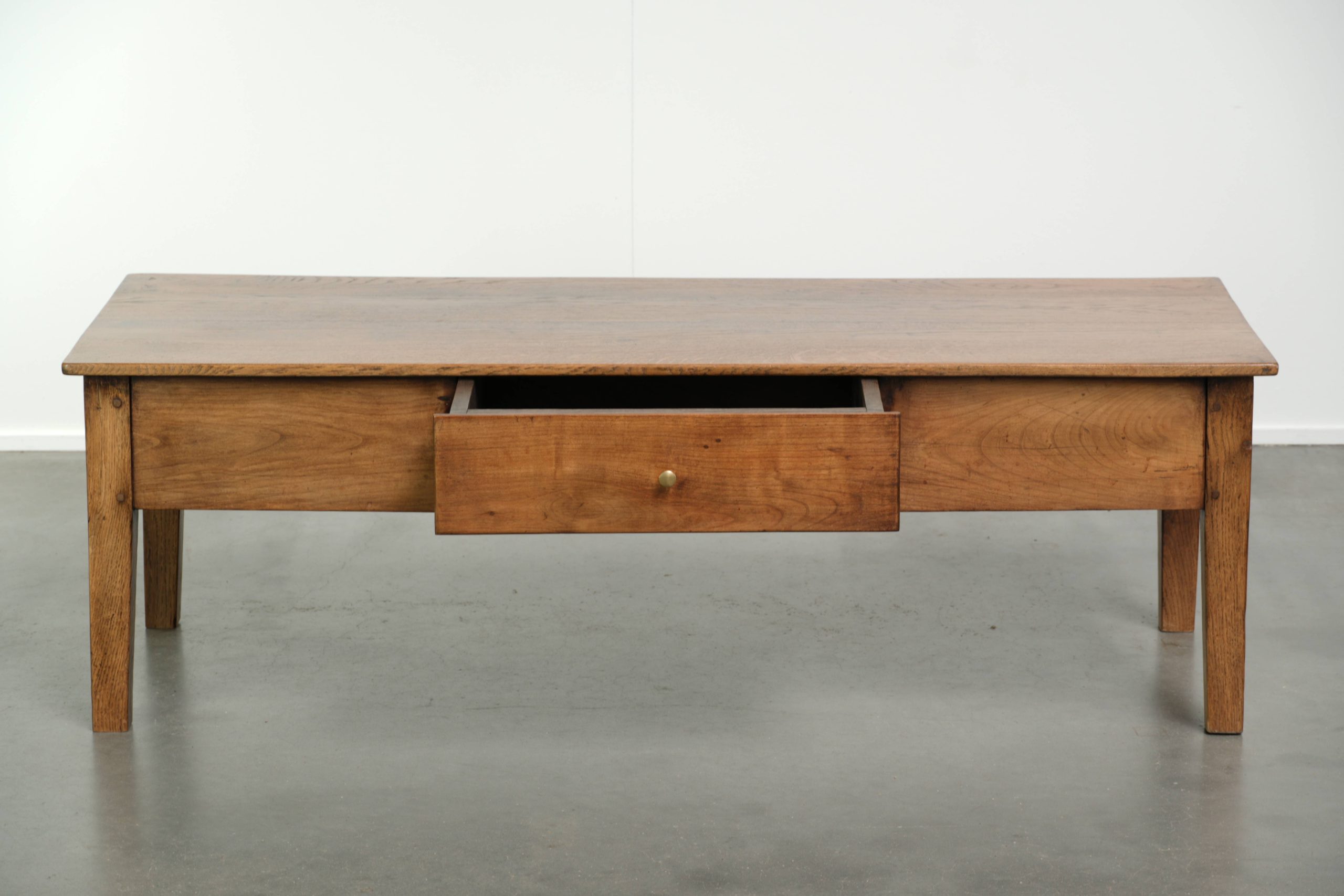 Antieke Franse eikenhouten salontafel uit midden 19e eeuw in een mooie lichte kleur met een lade en messing handgreep - Afbeelding 3