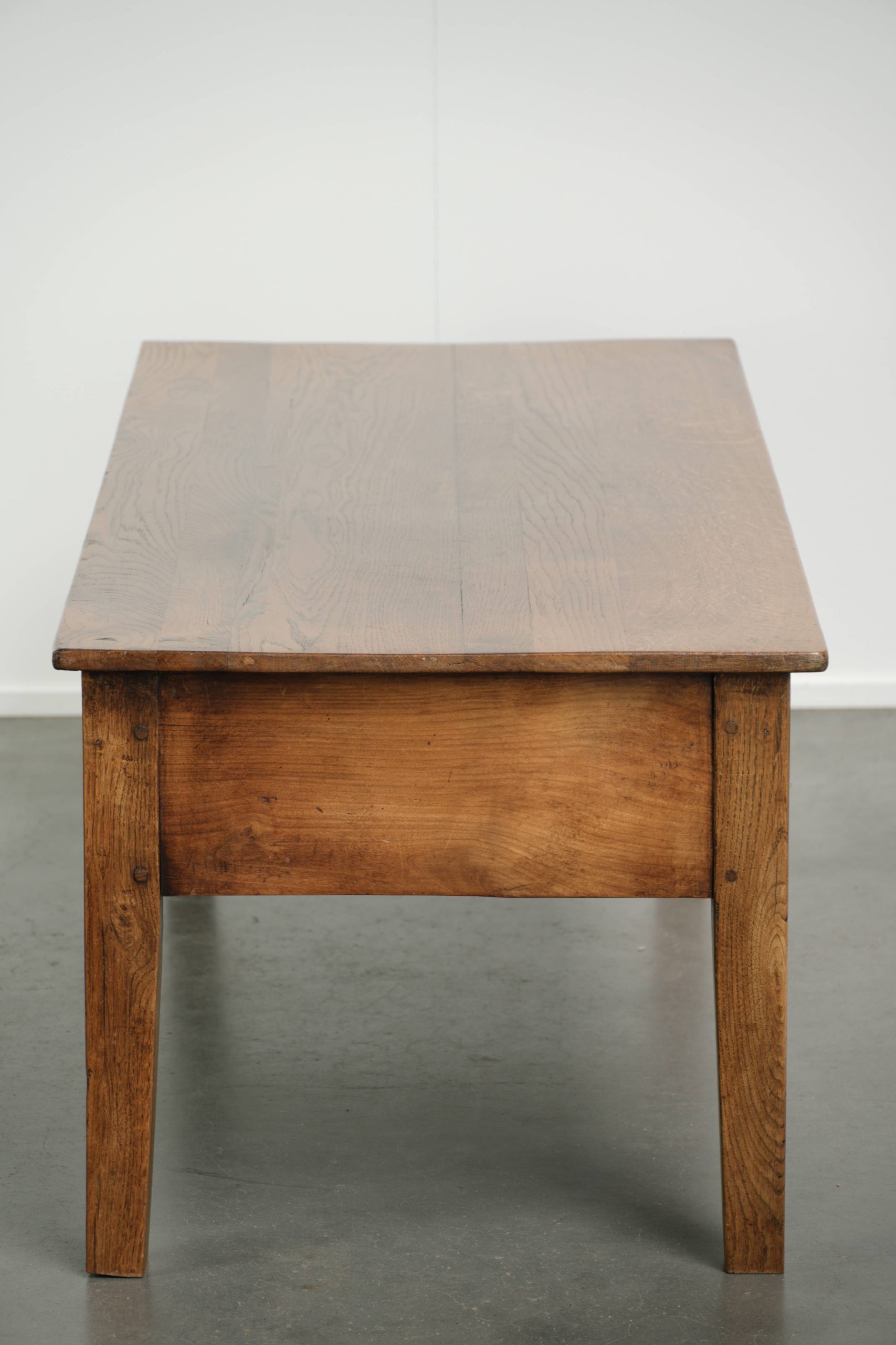 Antieke Franse eikenhouten salontafel uit midden 19e eeuw in een mooie lichte kleur met een lade en messing handgreep - Afbeelding 4