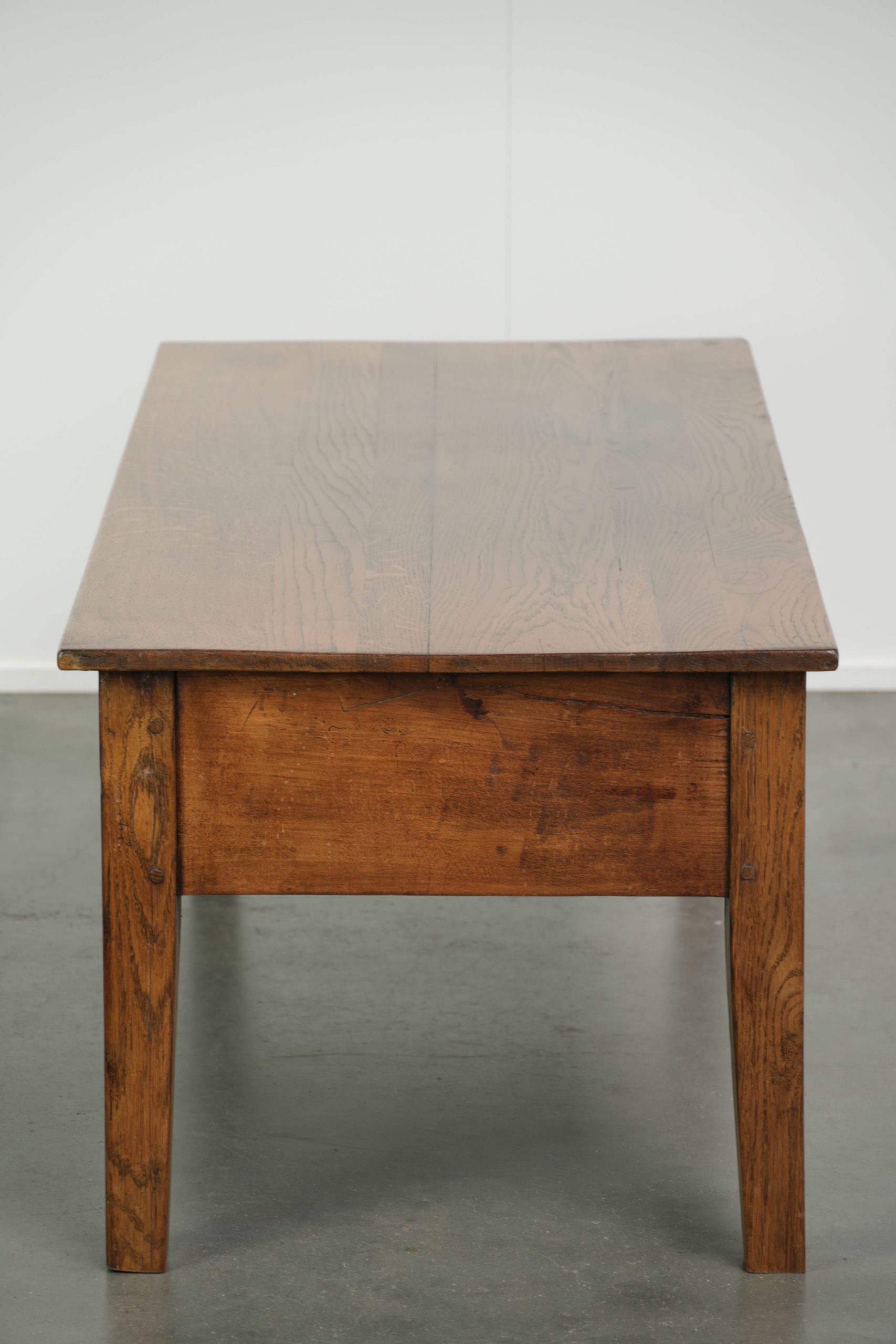 Antieke Franse eikenhouten salontafel uit midden 19e eeuw in een mooie lichte kleur met een lade en messing handgreep - Afbeelding 6