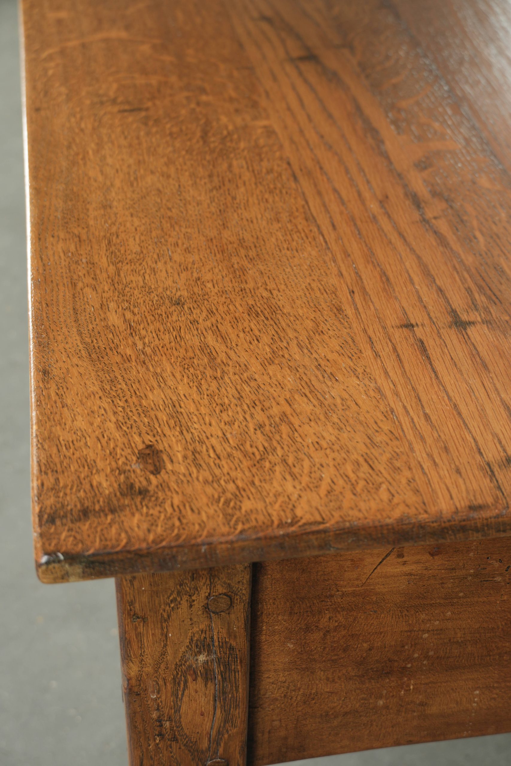 Antieke Franse eikenhouten salontafel uit midden 19e eeuw in een mooie lichte kleur met een lade en messing handgreep - Afbeelding 8