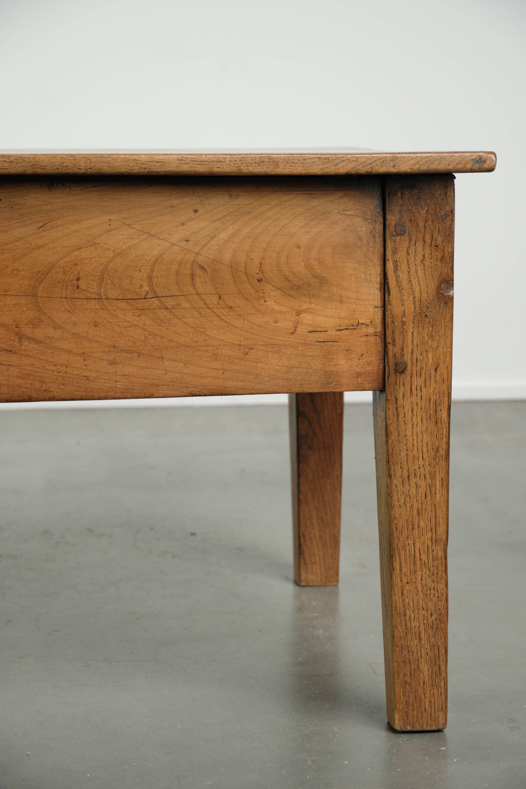 Antieke Franse eikenhouten salontafel uit midden 19e eeuw in een mooie lichte kleur met een lade en messing handgreep - Afbeelding 10