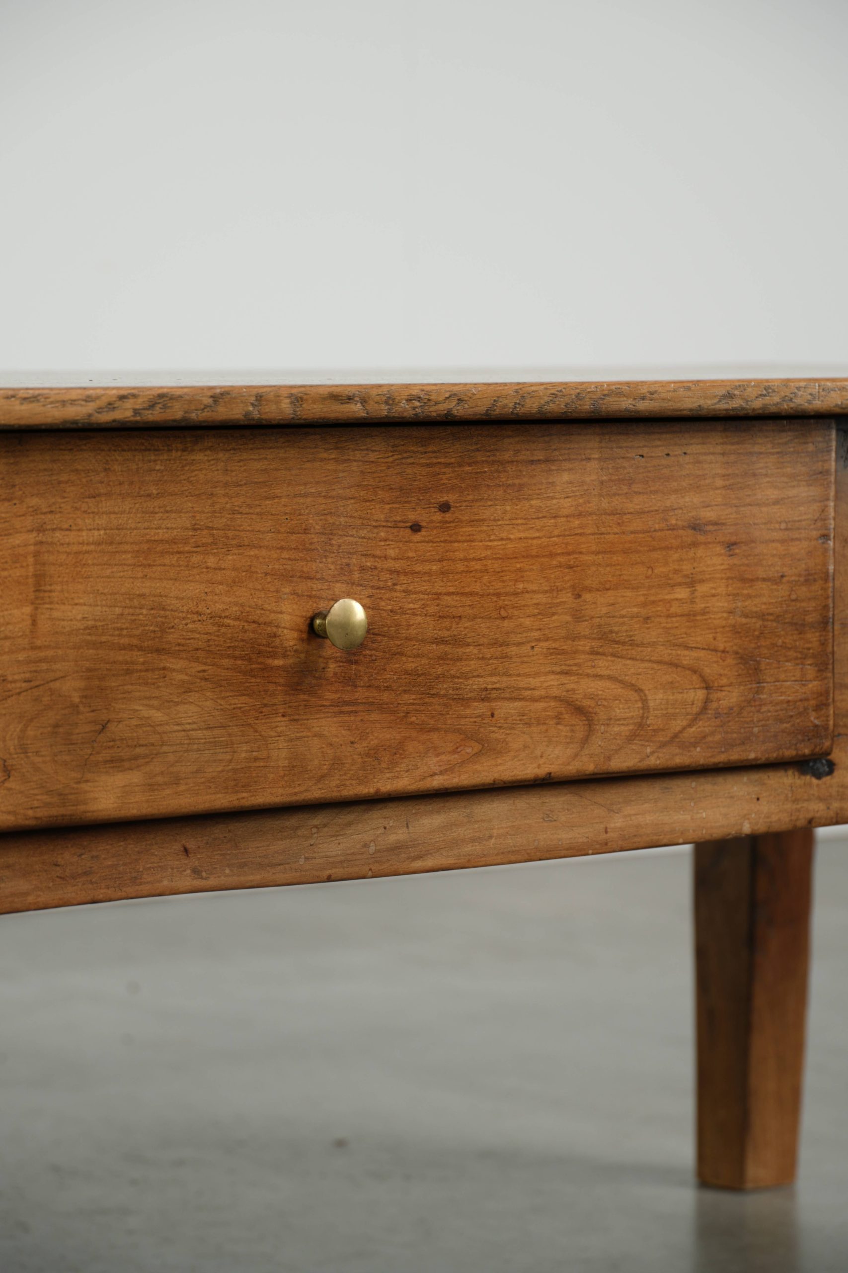 Antieke Franse eikenhouten salontafel uit midden 19e eeuw in een mooie lichte kleur met een lade en messing handgreep - Afbeelding 12