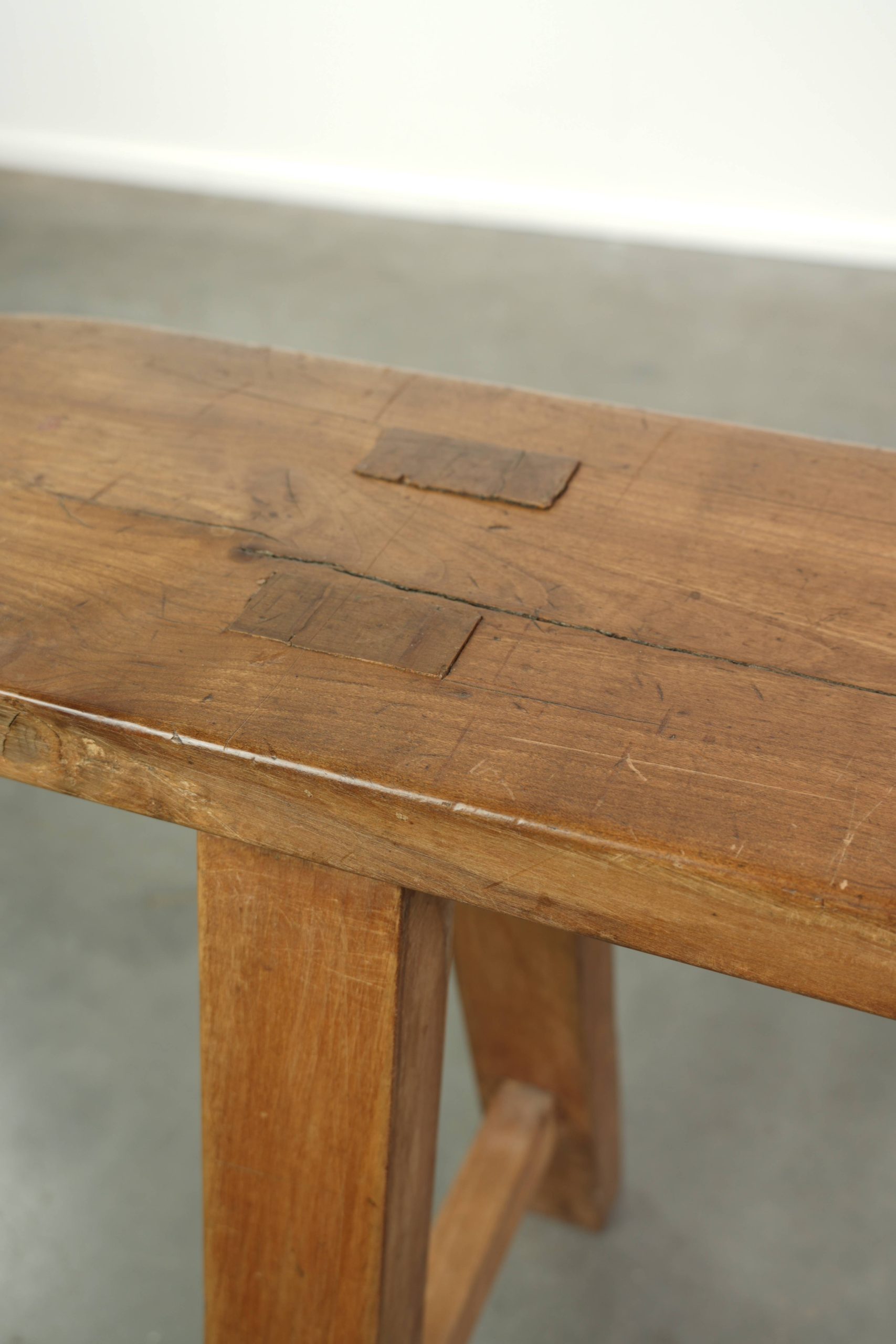 Antieke Franse houten halbank/boeren bank met een mooi patina - Afbeelding 12