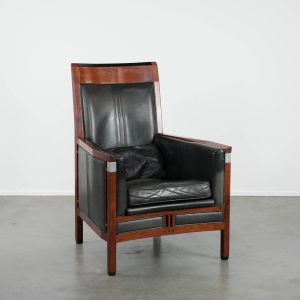 Zwart rundleren fauteuil in Art Deco design van het Nederlands merk Schuitema uit de Decoforma serie