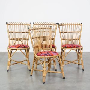 Vintage set van 4 rotan stoelen met rood/paarse stoffen zitkussens en een karaktervolle uitstraling