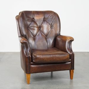 Vintage schapenleren armchair in een donkere cognac kleur met een comfortabele zit