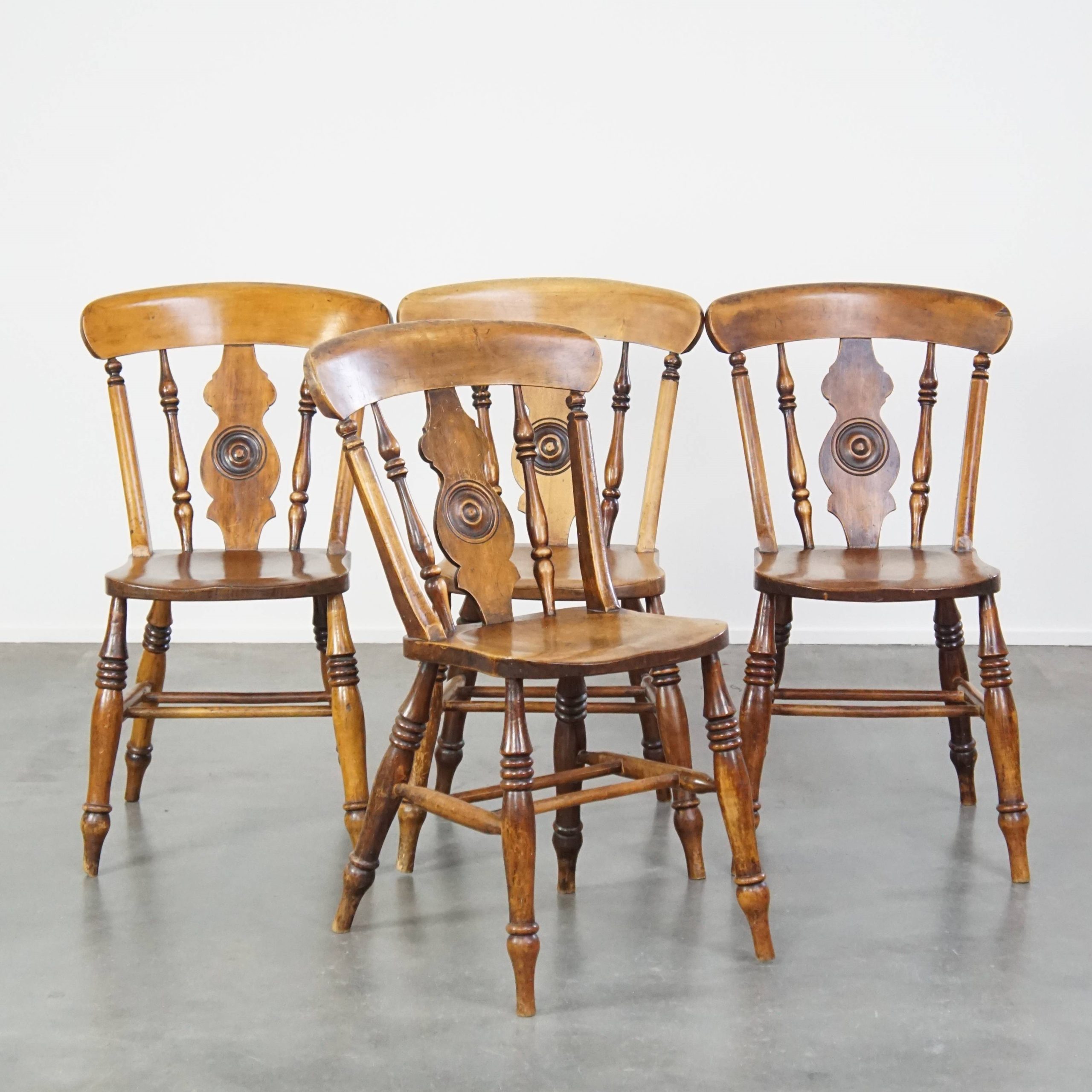 Antieke set van 4 houten eetkamerstoelen uit de 19e eeuw met mooi houtsnijwerk en een prachtig patina