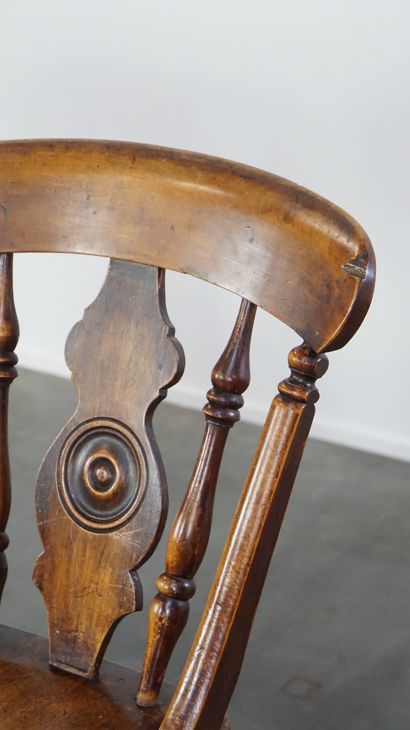 Antieke set van 4 houten eetkamerstoelen uit de 19e eeuw met mooi houtsnijwerk en een prachtig patina - Afbeelding 4