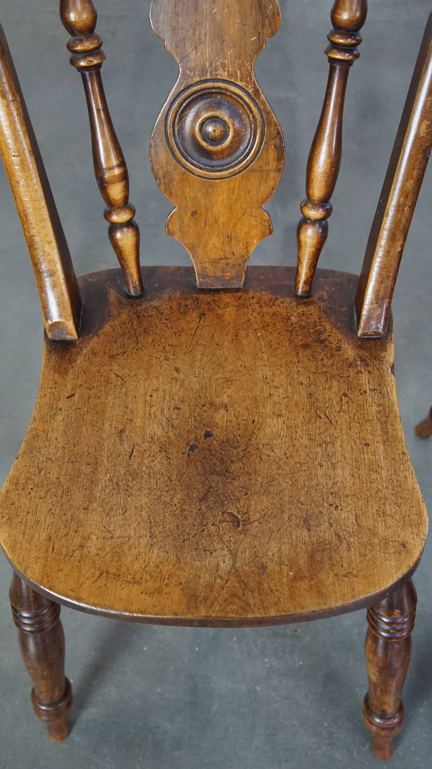 Antieke set van 4 houten eetkamerstoelen uit de 19e eeuw met mooi houtsnijwerk en een prachtig patina - Afbeelding 6