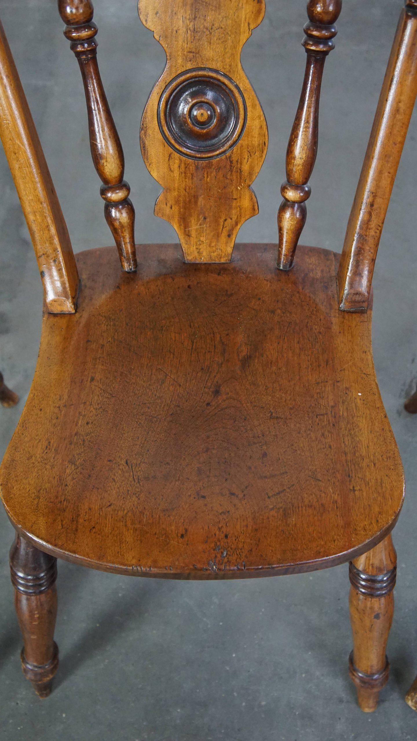 Antieke set van 4 houten eetkamerstoelen uit de 19e eeuw met mooi houtsnijwerk en een prachtig patina - Afbeelding 7
