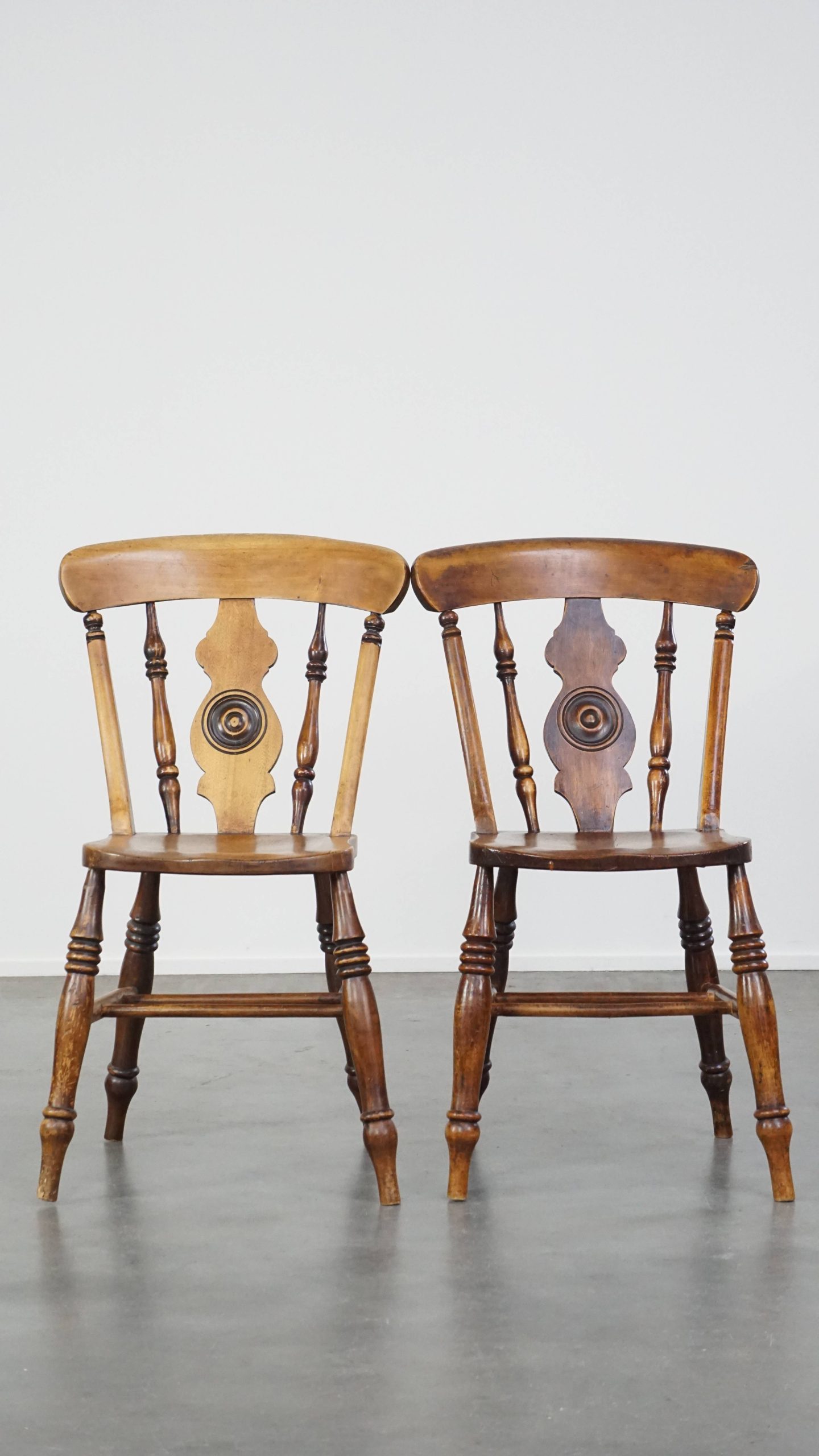 Antieke set van 4 houten eetkamerstoelen uit de 19e eeuw met mooi houtsnijwerk en een prachtig patina - Afbeelding 11