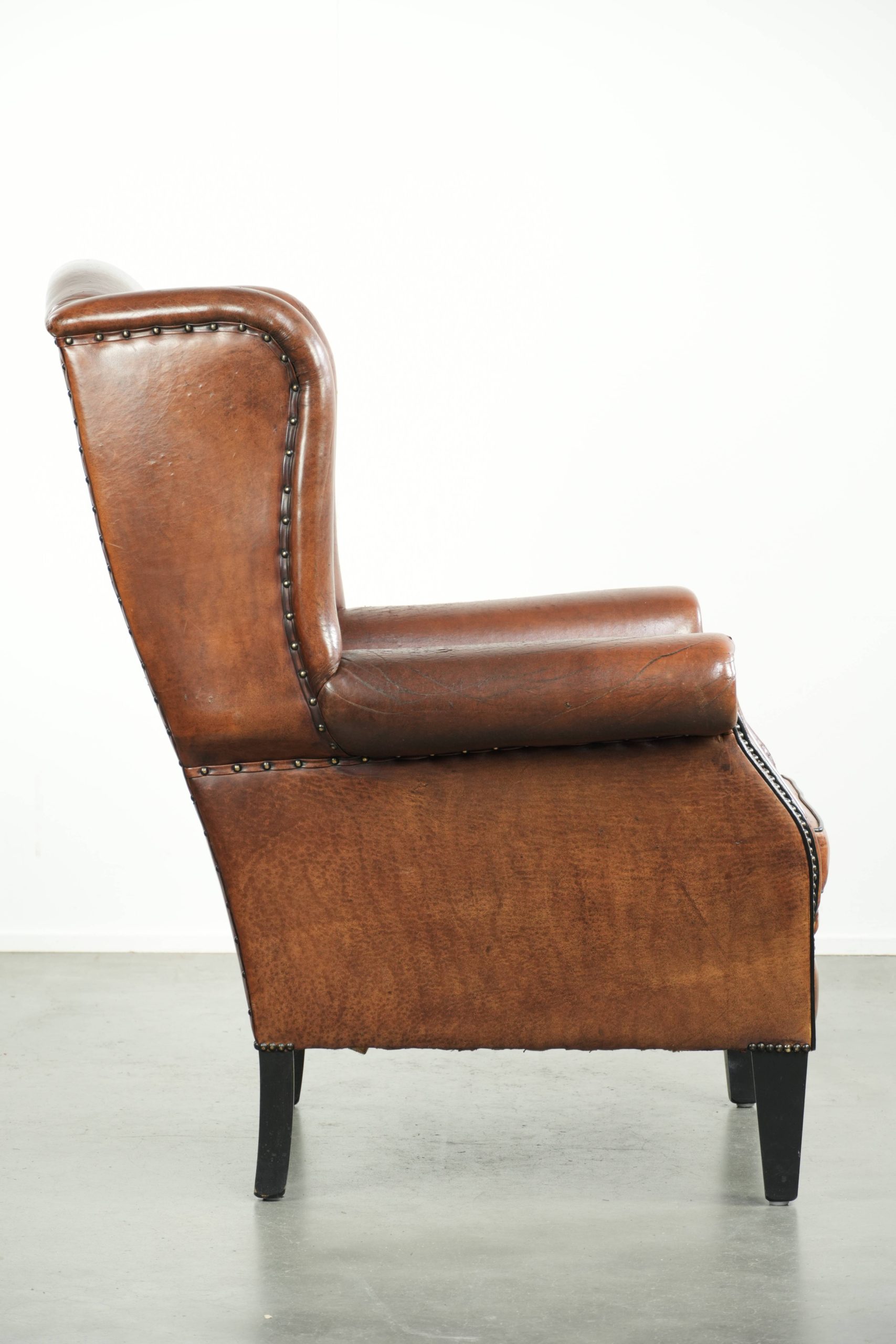 Luxe schapenleren oorfauteuil afgewerkt met zwarte biezen en een correcte zit - Afbeelding 3