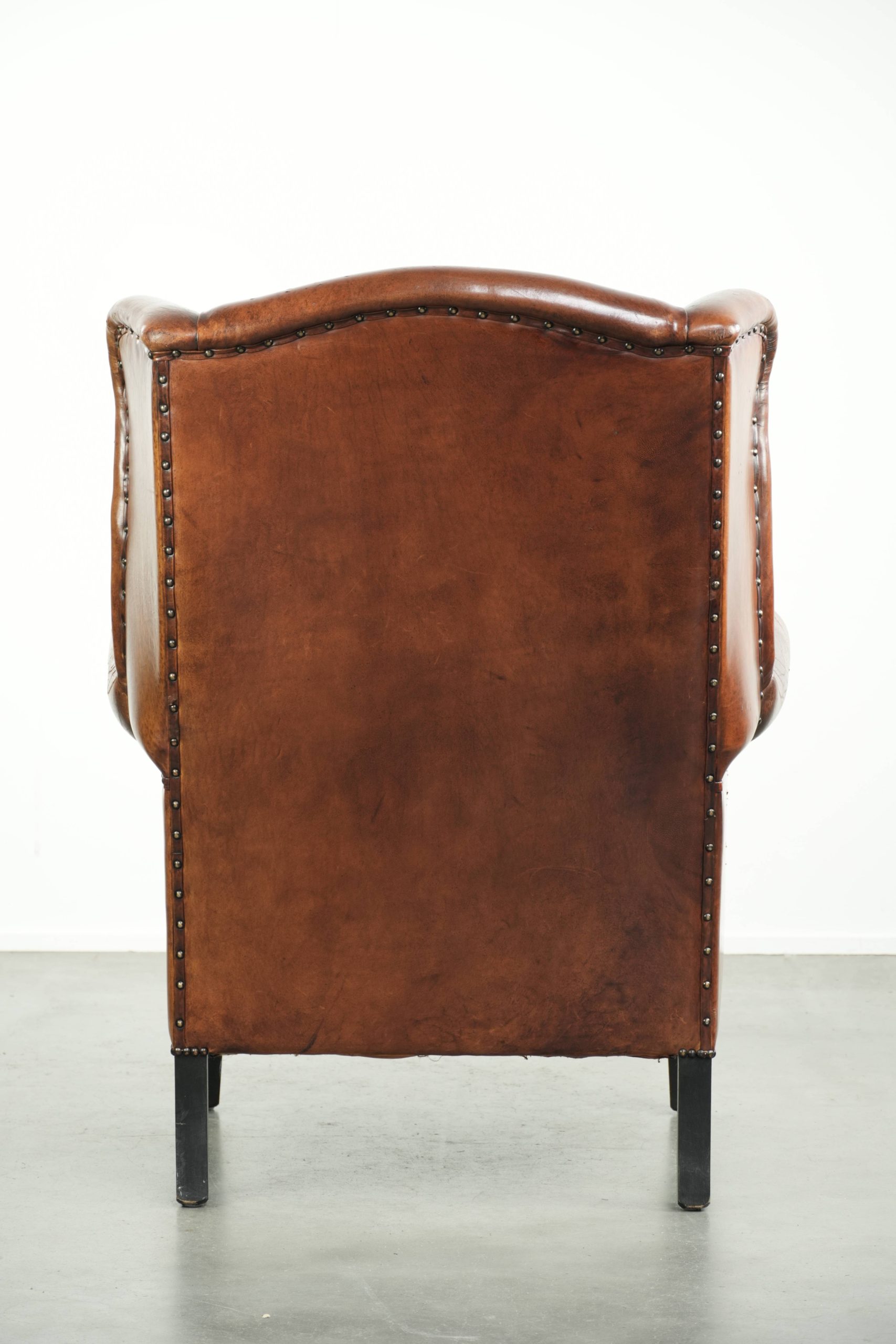 Luxe schapenleren oorfauteuil afgewerkt met zwarte biezen en een correcte zit - Afbeelding 4