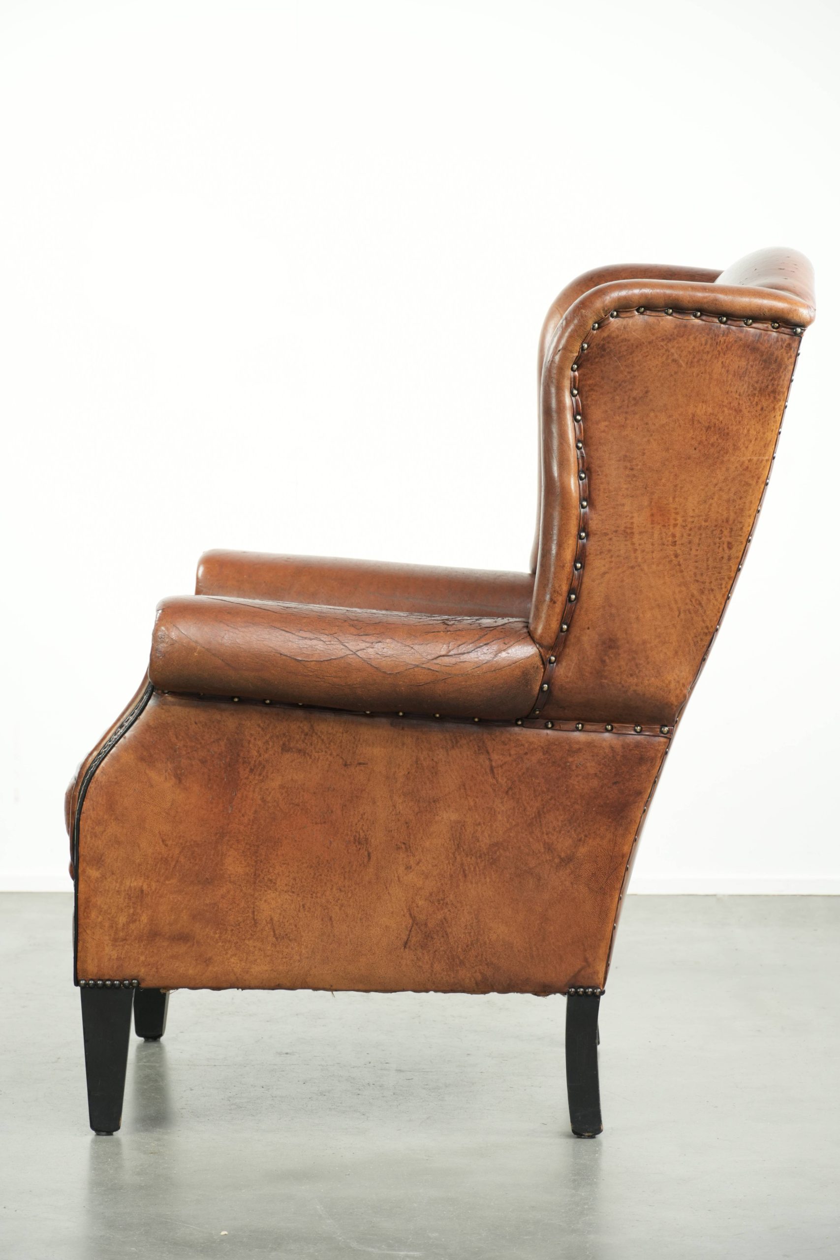 Luxe schapenleren oorfauteuil afgewerkt met zwarte biezen en een correcte zit - Afbeelding 5