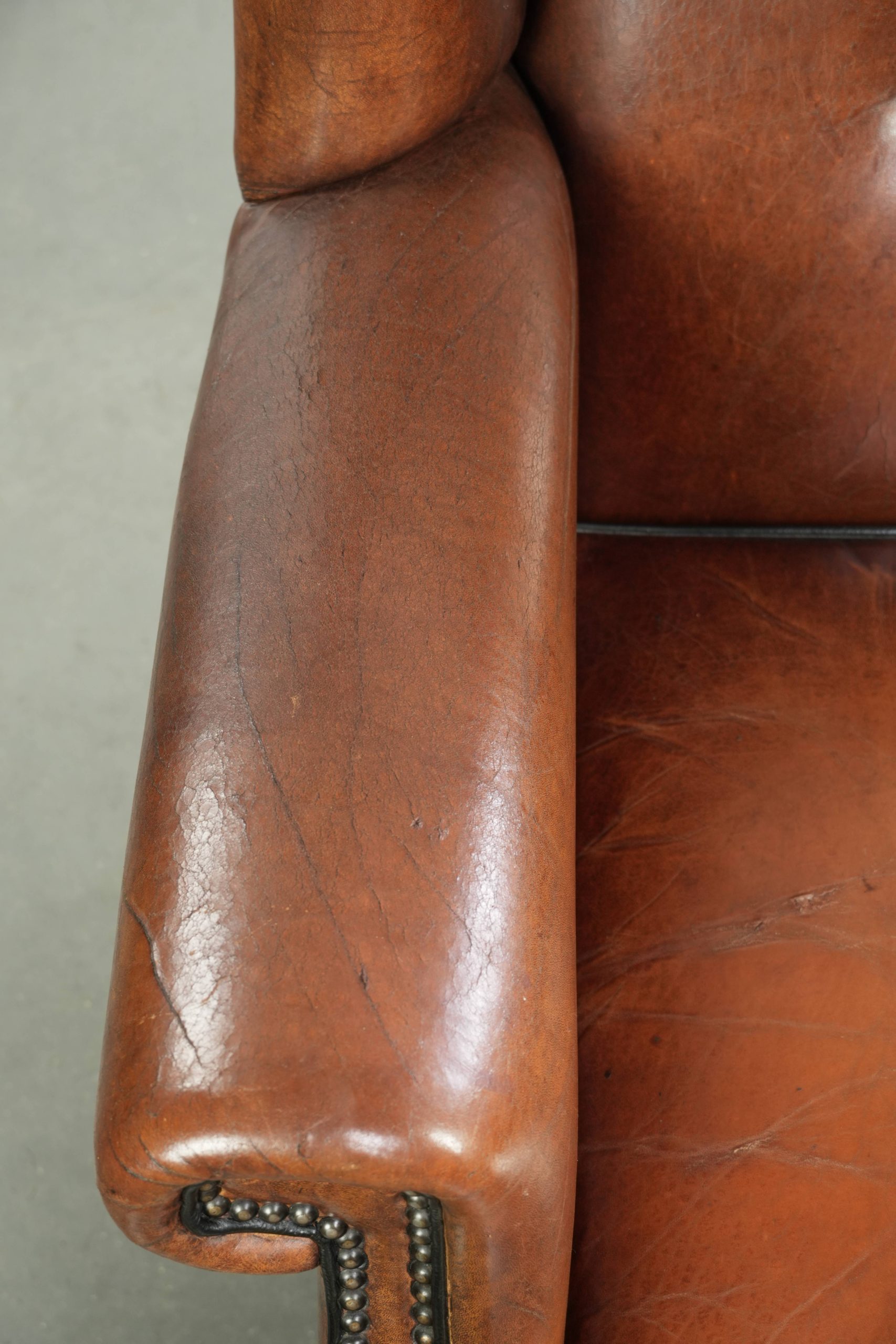 Luxe schapenleren oorfauteuil afgewerkt met zwarte biezen en een correcte zit - Afbeelding 7