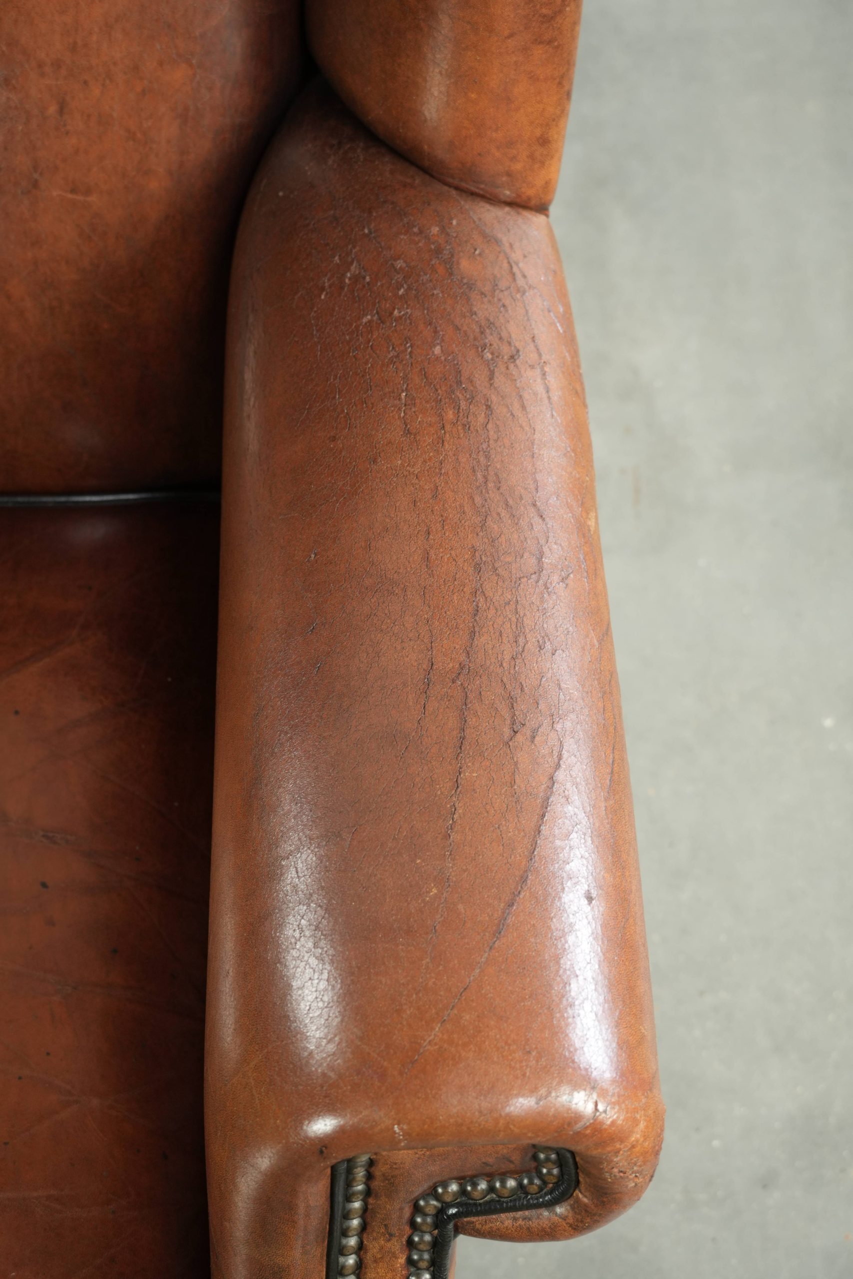 Luxe schapenleren oorfauteuil afgewerkt met zwarte biezen en een correcte zit - Afbeelding 8