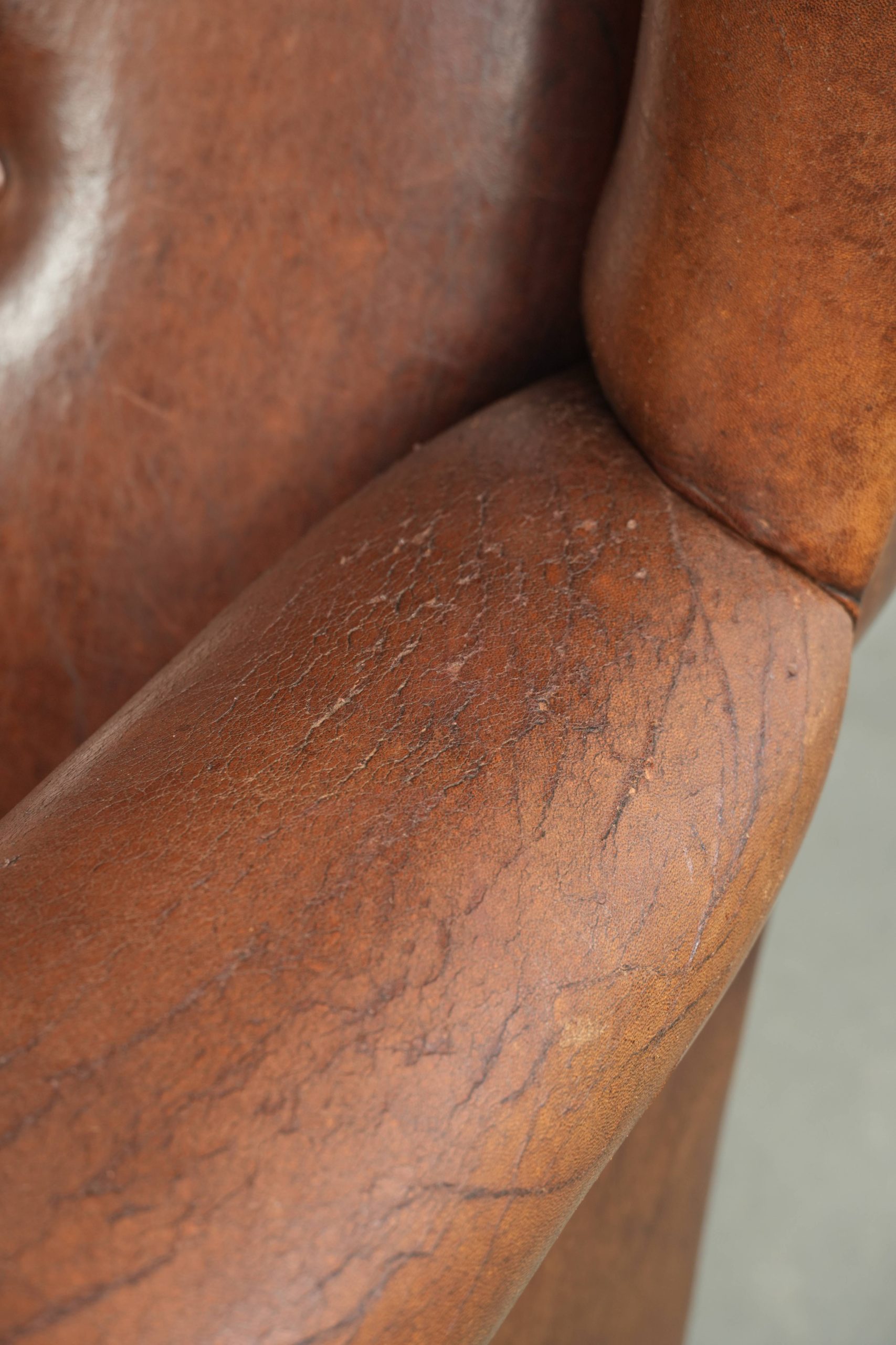 Luxe schapenleren oorfauteuil afgewerkt met zwarte biezen en een correcte zit - Afbeelding 9