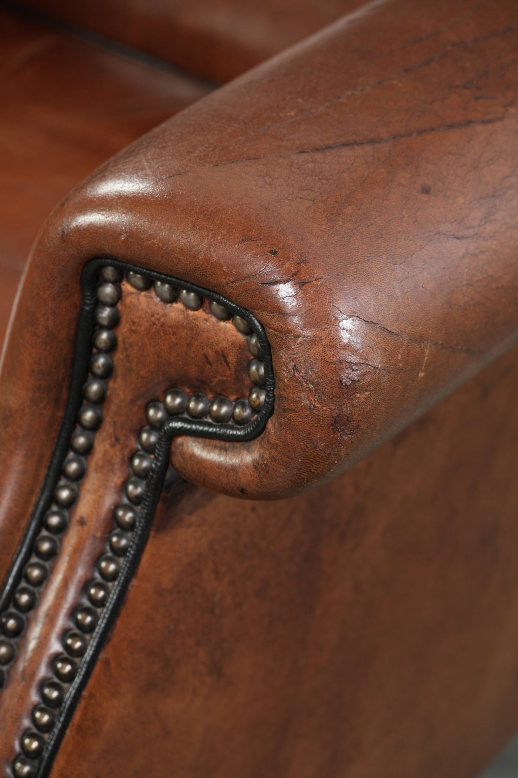 Luxe schapenleren oorfauteuil afgewerkt met zwarte biezen en een correcte zit - Afbeelding 10