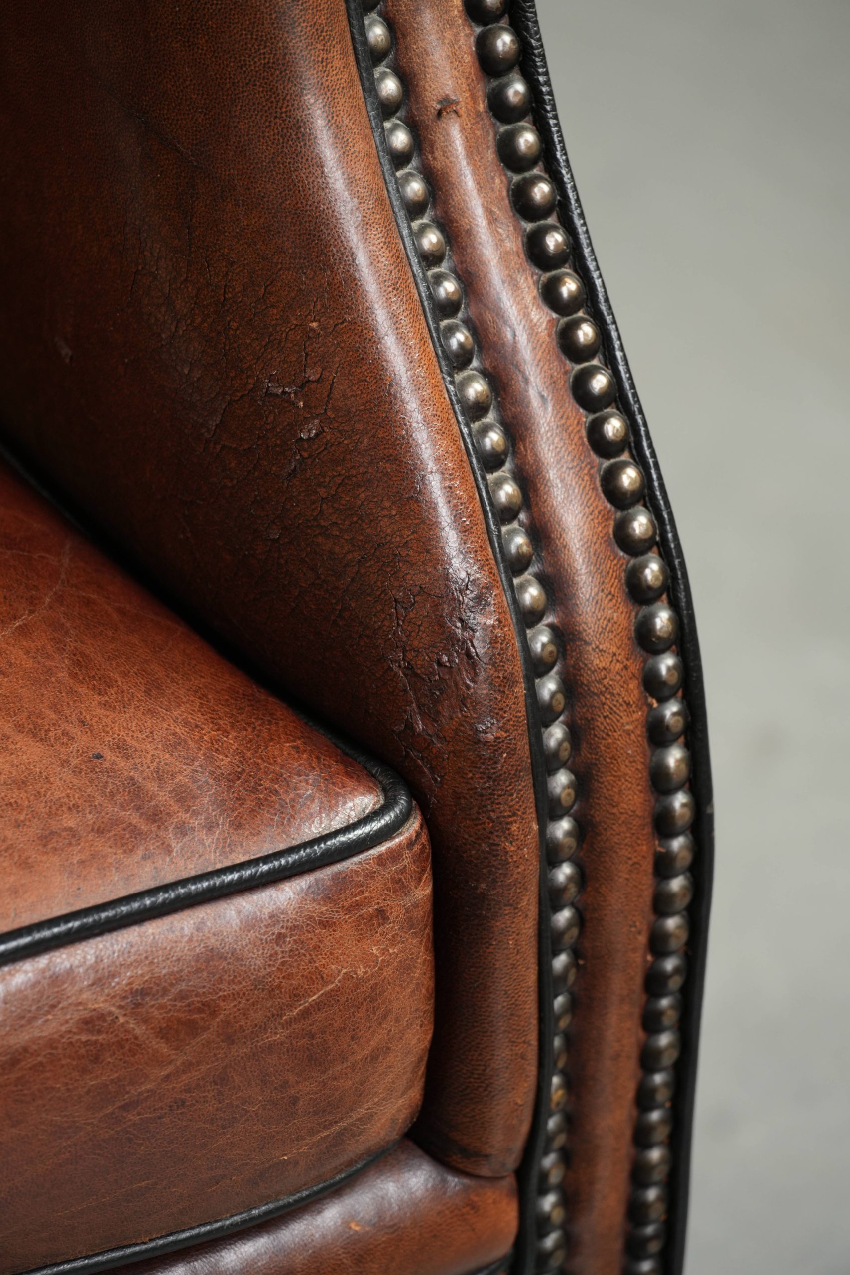 Luxe schapenleren oorfauteuil afgewerkt met zwarte biezen en een correcte zit - Afbeelding 11