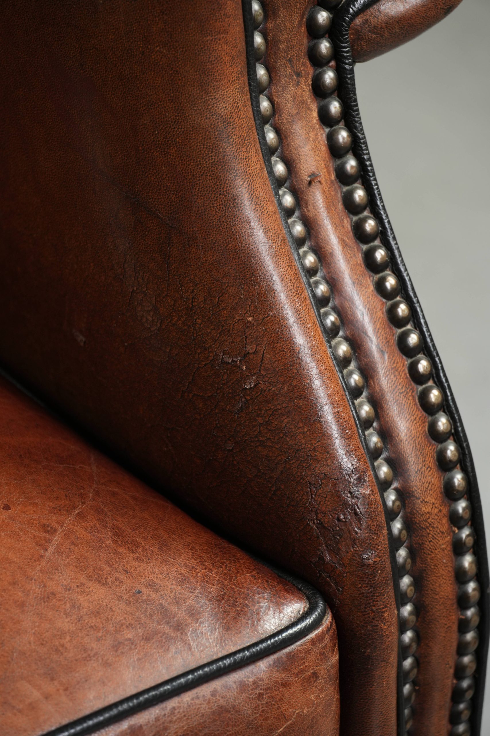 Luxe schapenleren oorfauteuil afgewerkt met zwarte biezen en een correcte zit - Afbeelding 12
