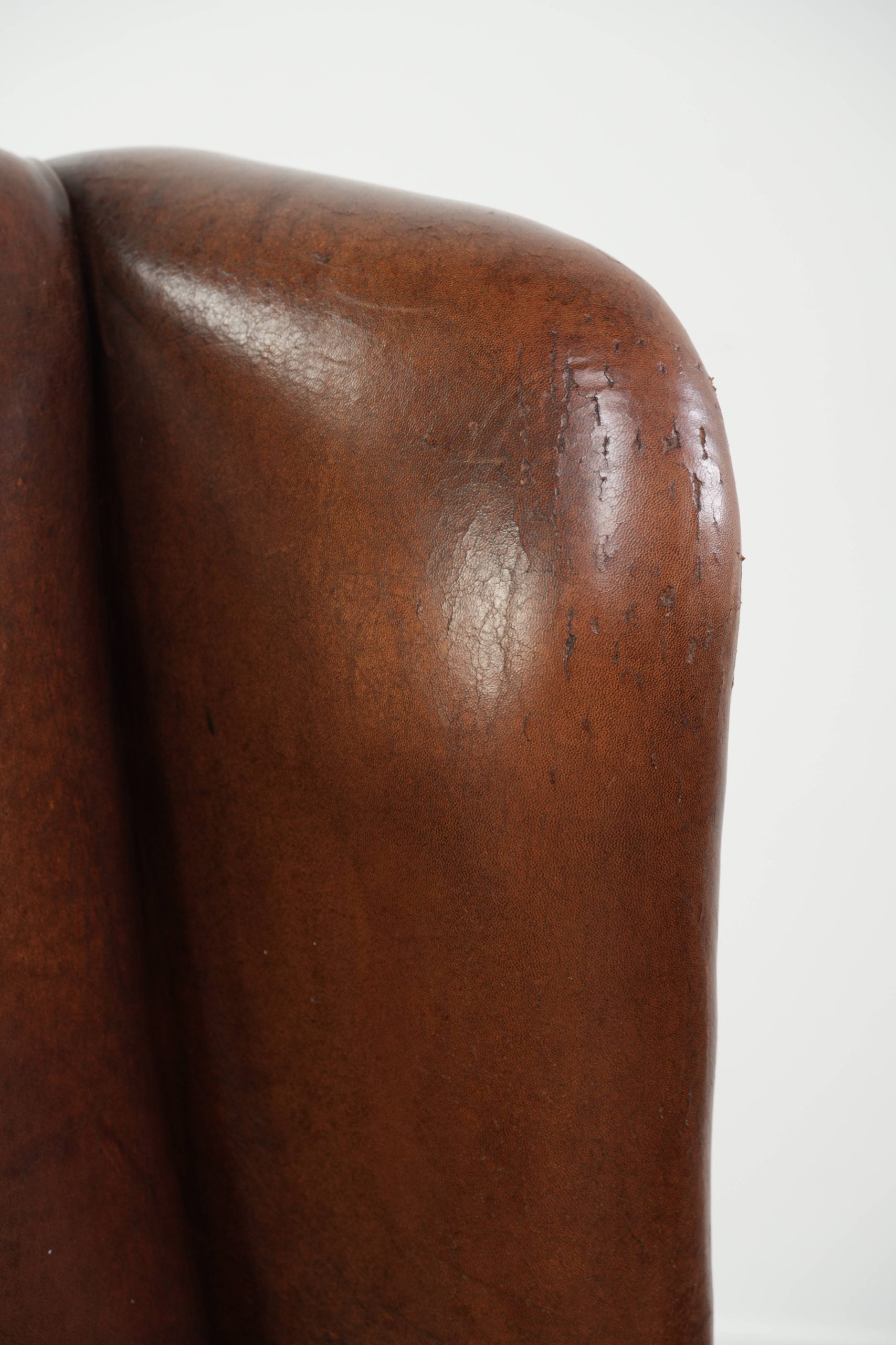 Luxe schapenleren oorfauteuil afgewerkt met zwarte biezen en een correcte zit - Afbeelding 14