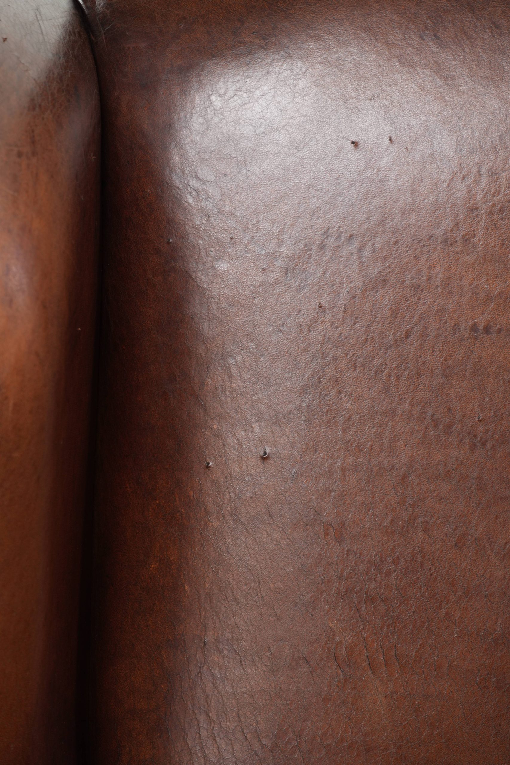 Luxe schapenleren oorfauteuil afgewerkt met zwarte biezen en een correcte zit - Afbeelding 15