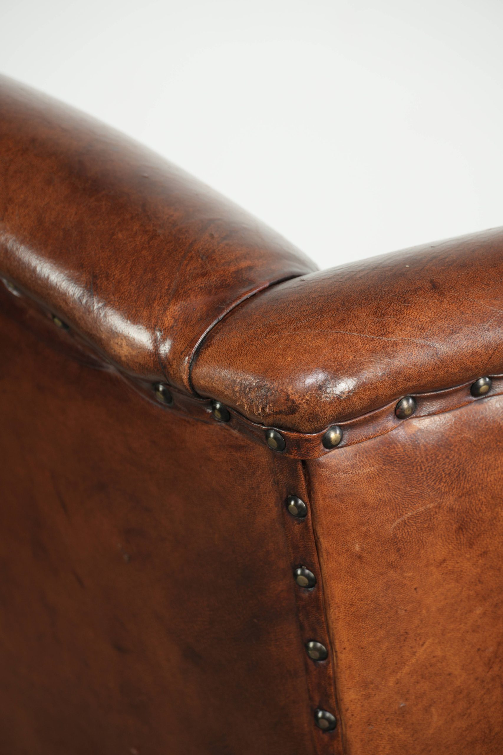 Luxe schapenleren oorfauteuil afgewerkt met zwarte biezen en een correcte zit - Afbeelding 16
