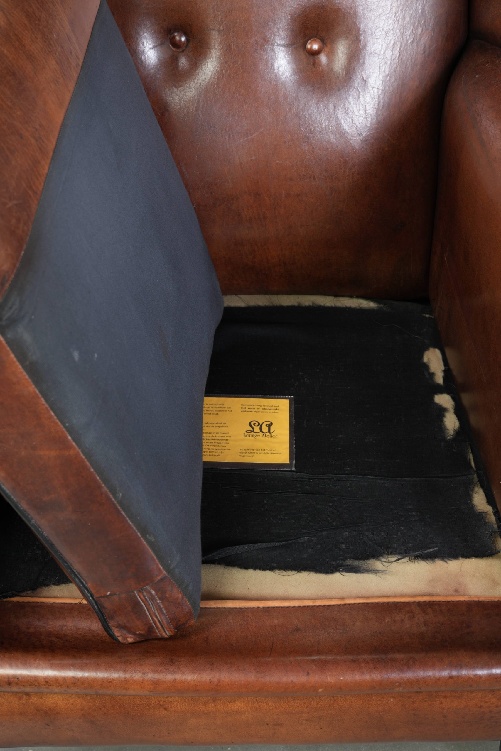 Luxe schapenleren oorfauteuil afgewerkt met zwarte biezen en een correcte zit - Afbeelding 17