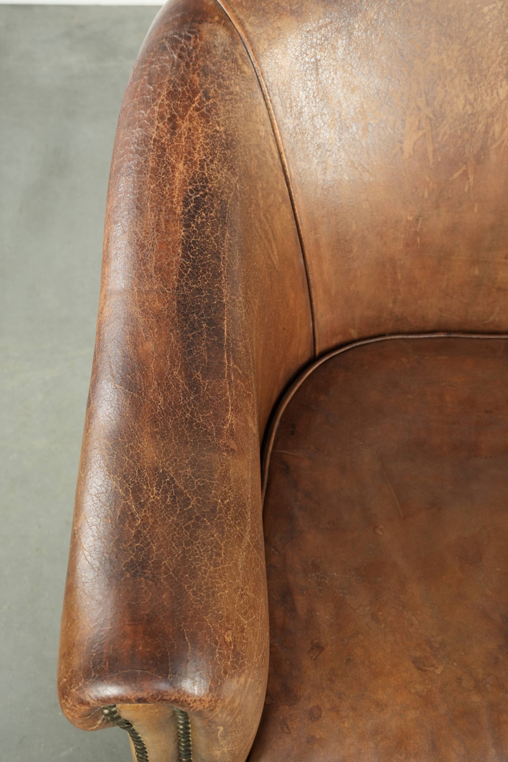 Vintage schapenleren clubfauteuil afgewerkt met siernagels en een elegante uitstraling - Afbeelding 7