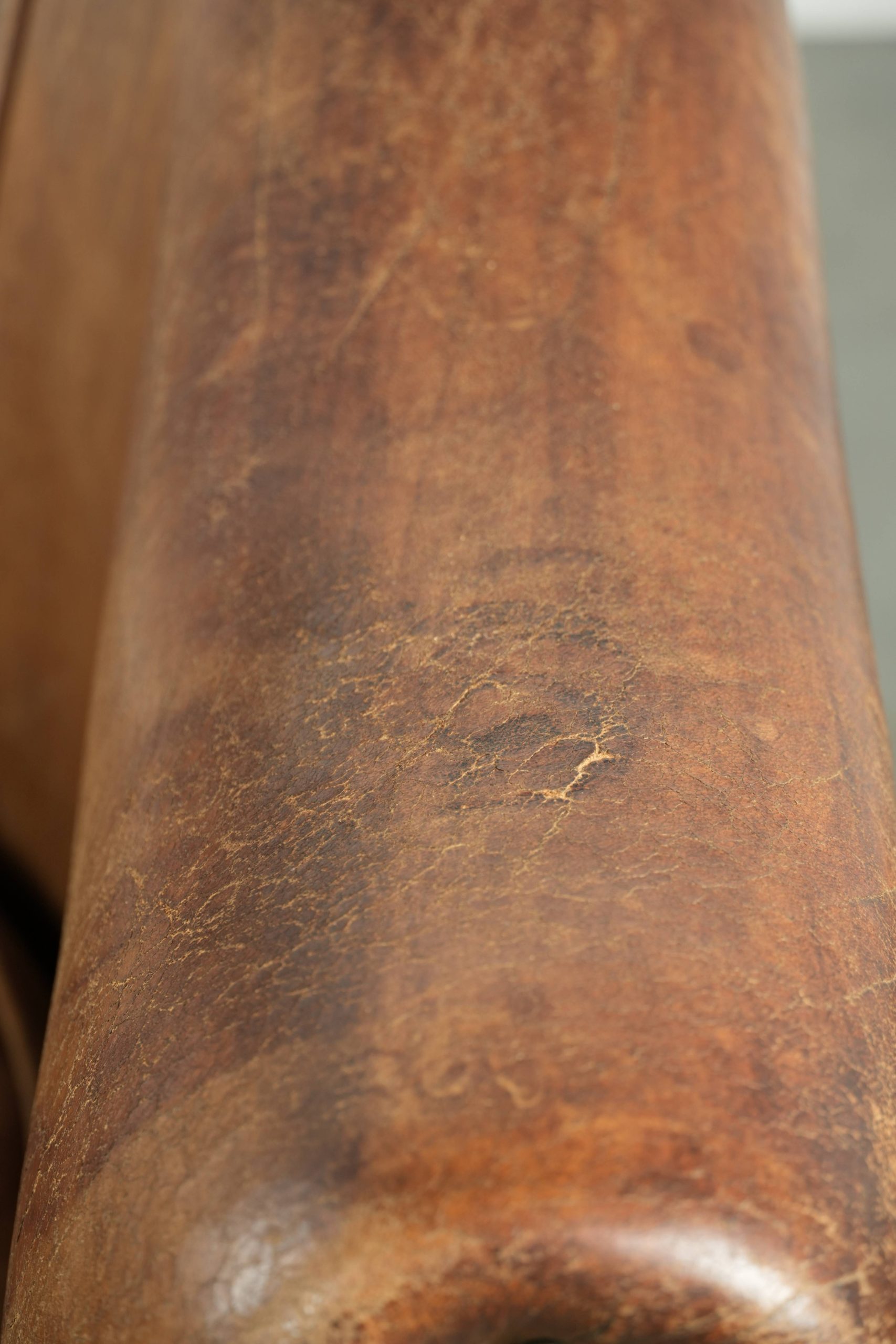 Vintage schapenleren clubfauteuil afgewerkt met siernagels en een elegante uitstraling - Afbeelding 9