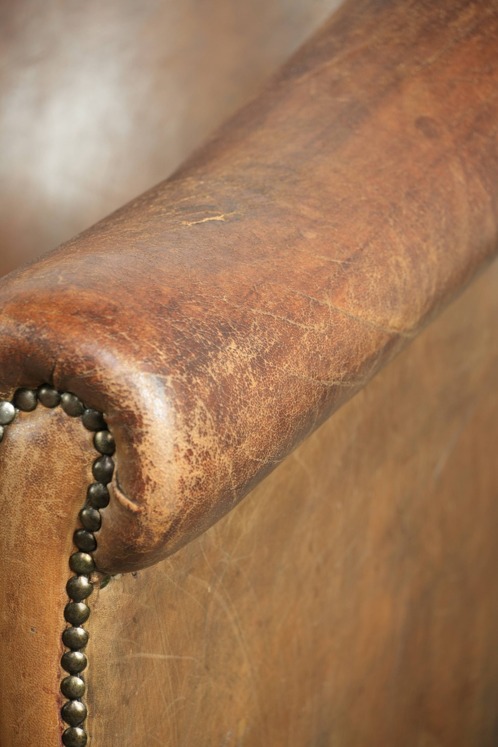 Vintage schapenleren clubfauteuil afgewerkt met siernagels en een elegante uitstraling - Afbeelding 11