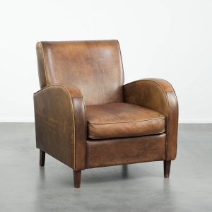 Mooie schapenleren armchair in een lichte cognac kleur met meekleurende biezen en een comfortabele zit
