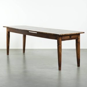 Antieke eikenhouten eettafel uit begin 19e eeuw met een notenhouten blad en een lade voor 6 tot 8 personen