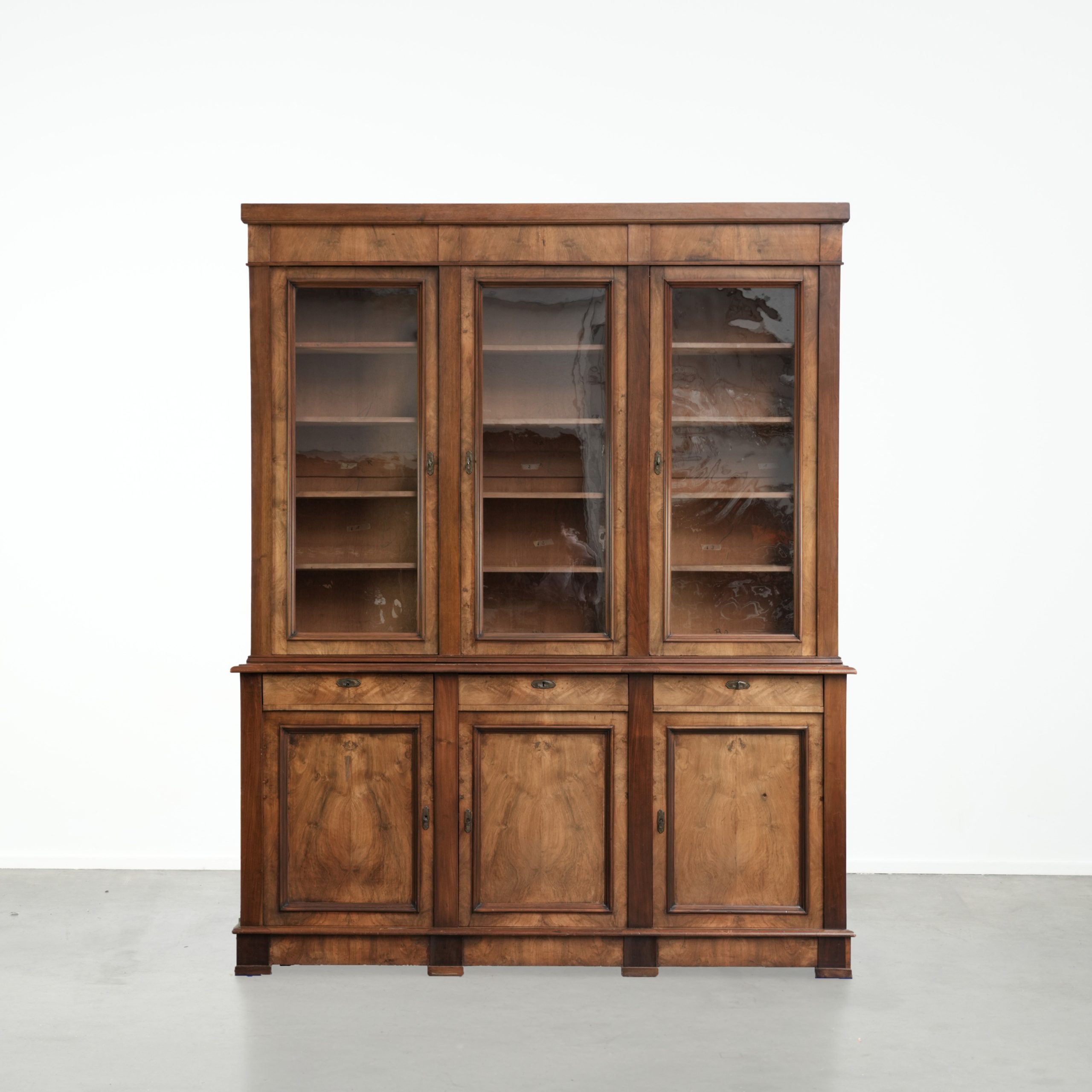 Antieke Engelse buffetkast/boekenkast uit eind 19e eeuw met verschillende opbergmogelijkheden en origineel glas