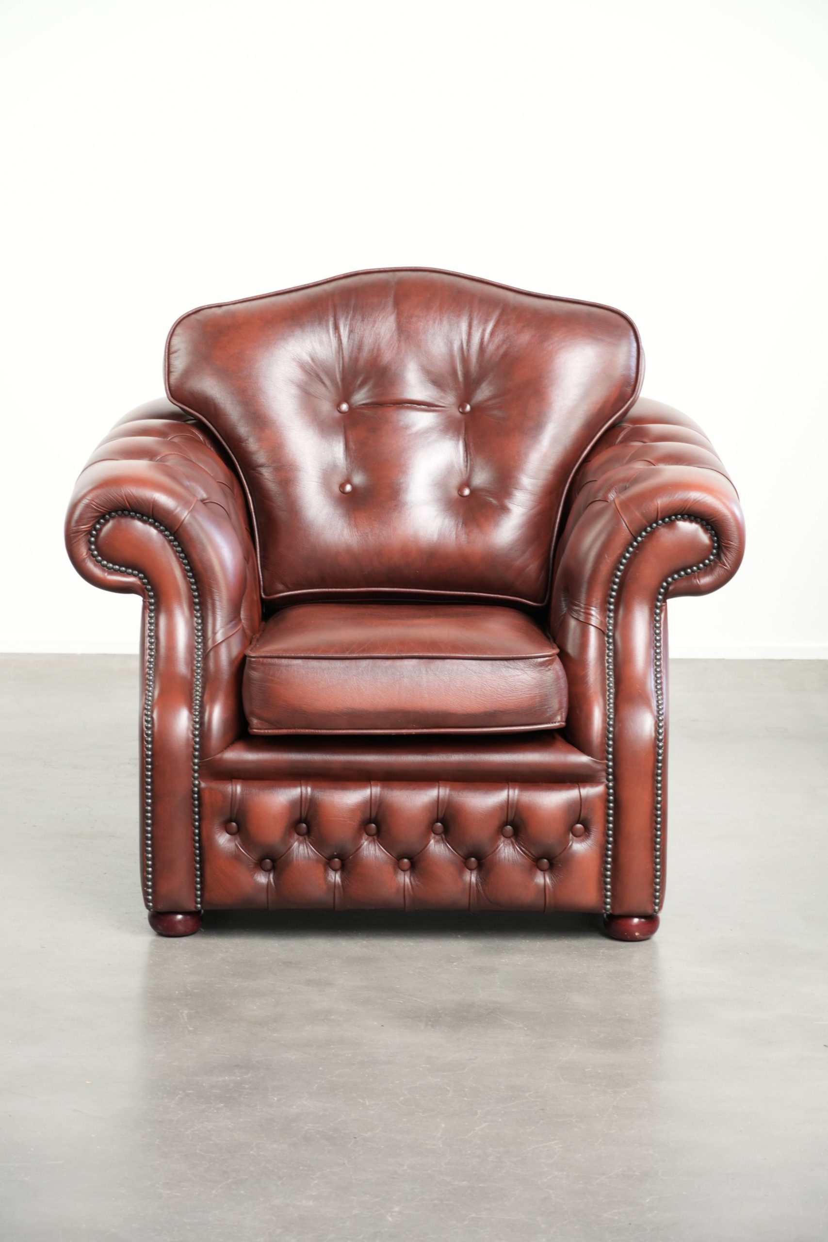 Bruine rundleren chesterfield fauteuil in een uniek design afgewerkt met siernagels - Afbeelding 2