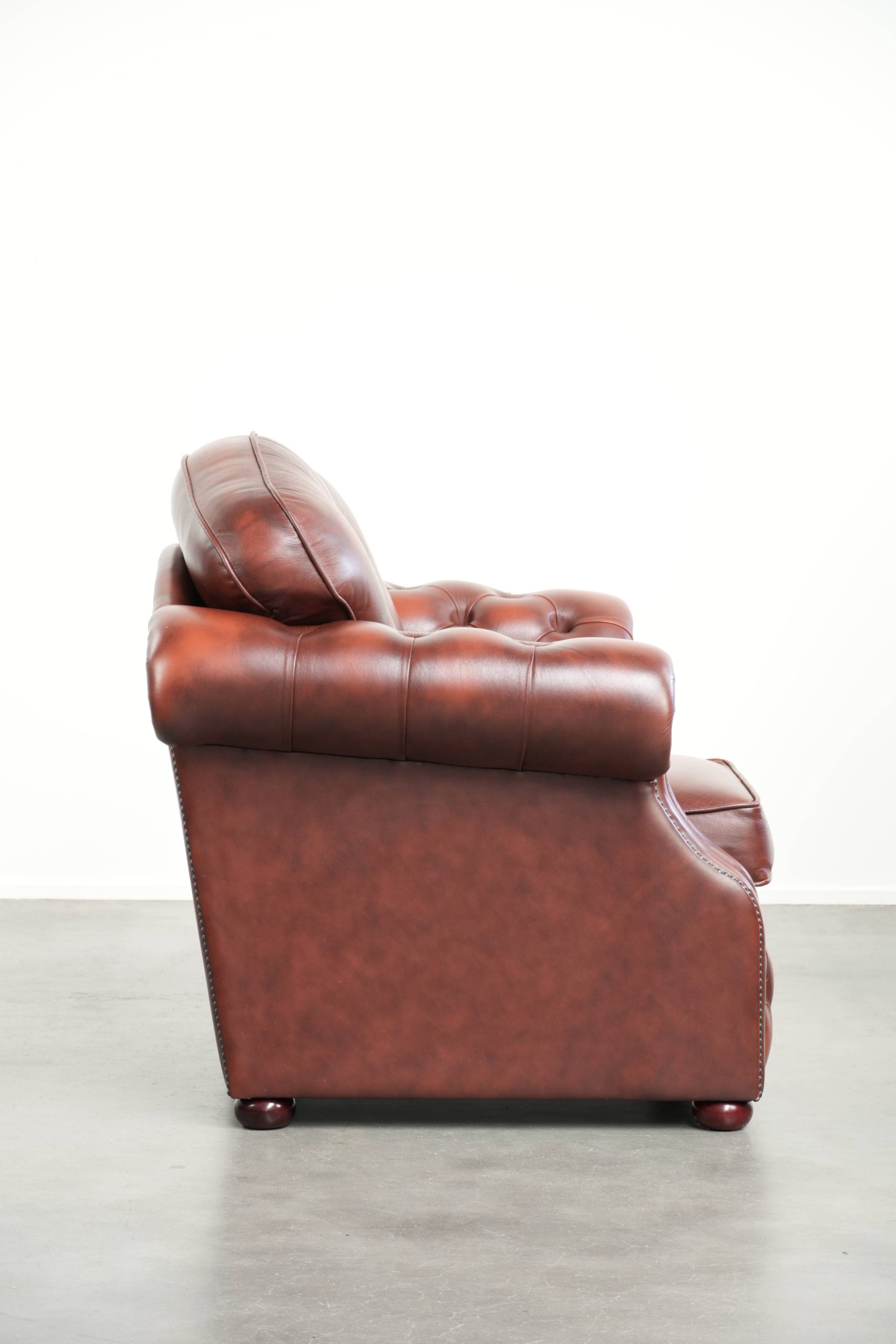Bruine rundleren chesterfield fauteuil in een uniek design afgewerkt met siernagels - Afbeelding 3