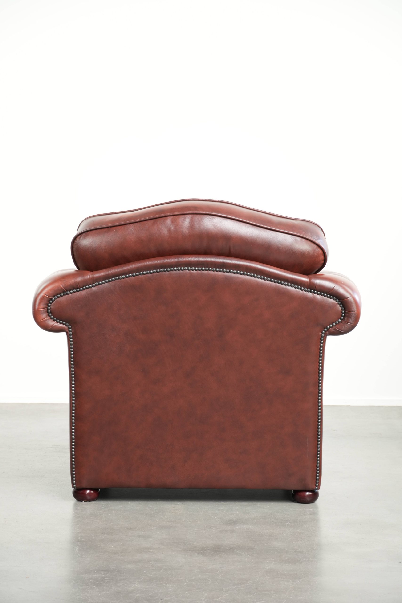Bruine rundleren chesterfield fauteuil in een uniek design afgewerkt met siernagels - Afbeelding 4