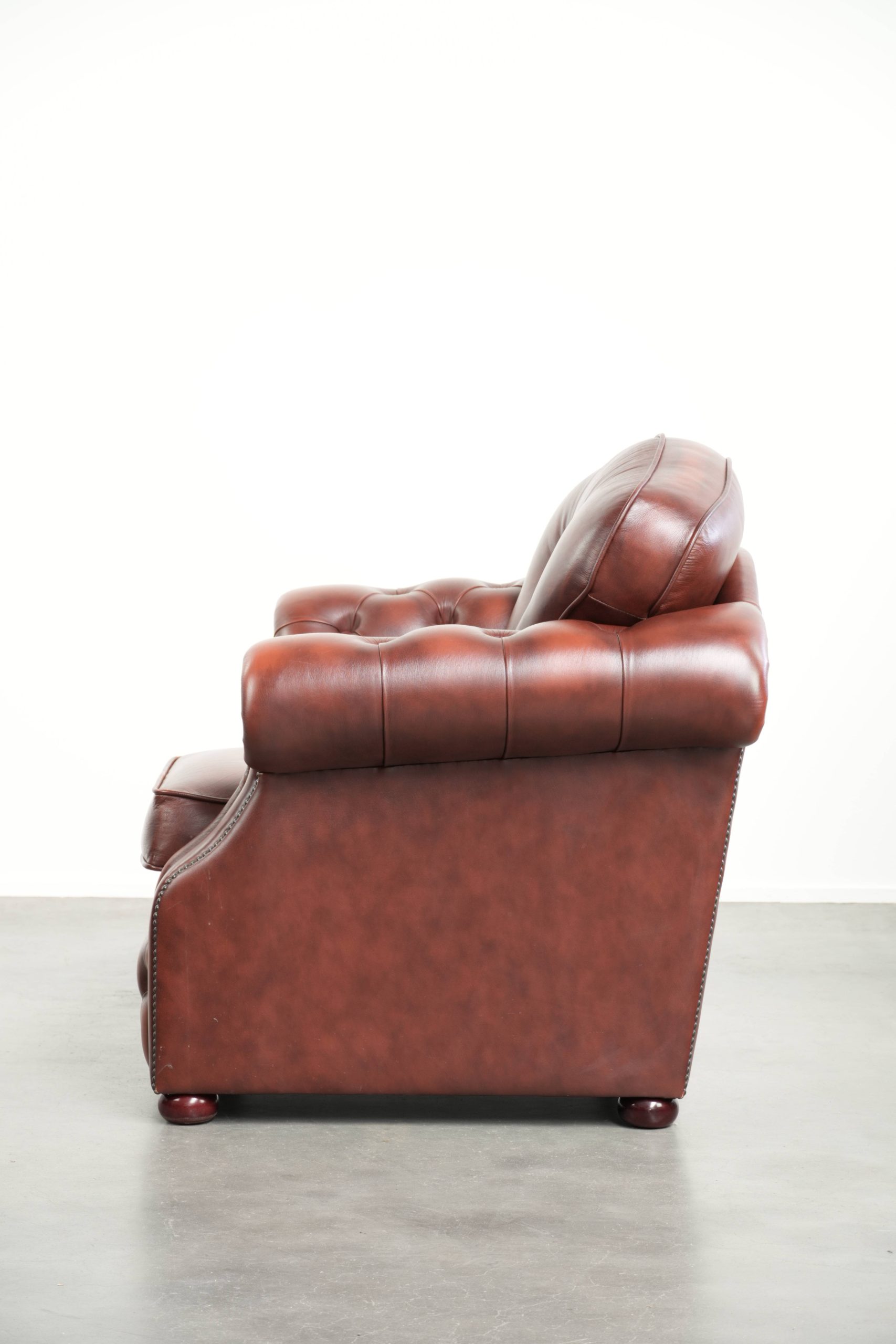 Bruine rundleren chesterfield fauteuil in een uniek design afgewerkt met siernagels - Afbeelding 5