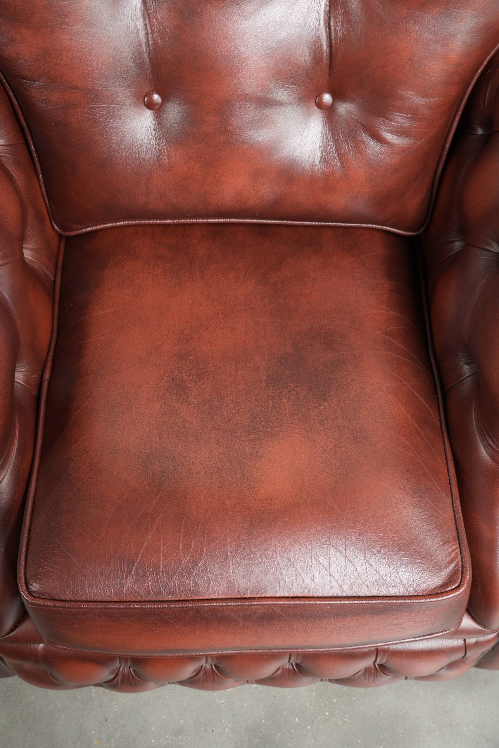Bruine rundleren chesterfield fauteuil in een uniek design afgewerkt met siernagels - Afbeelding 6