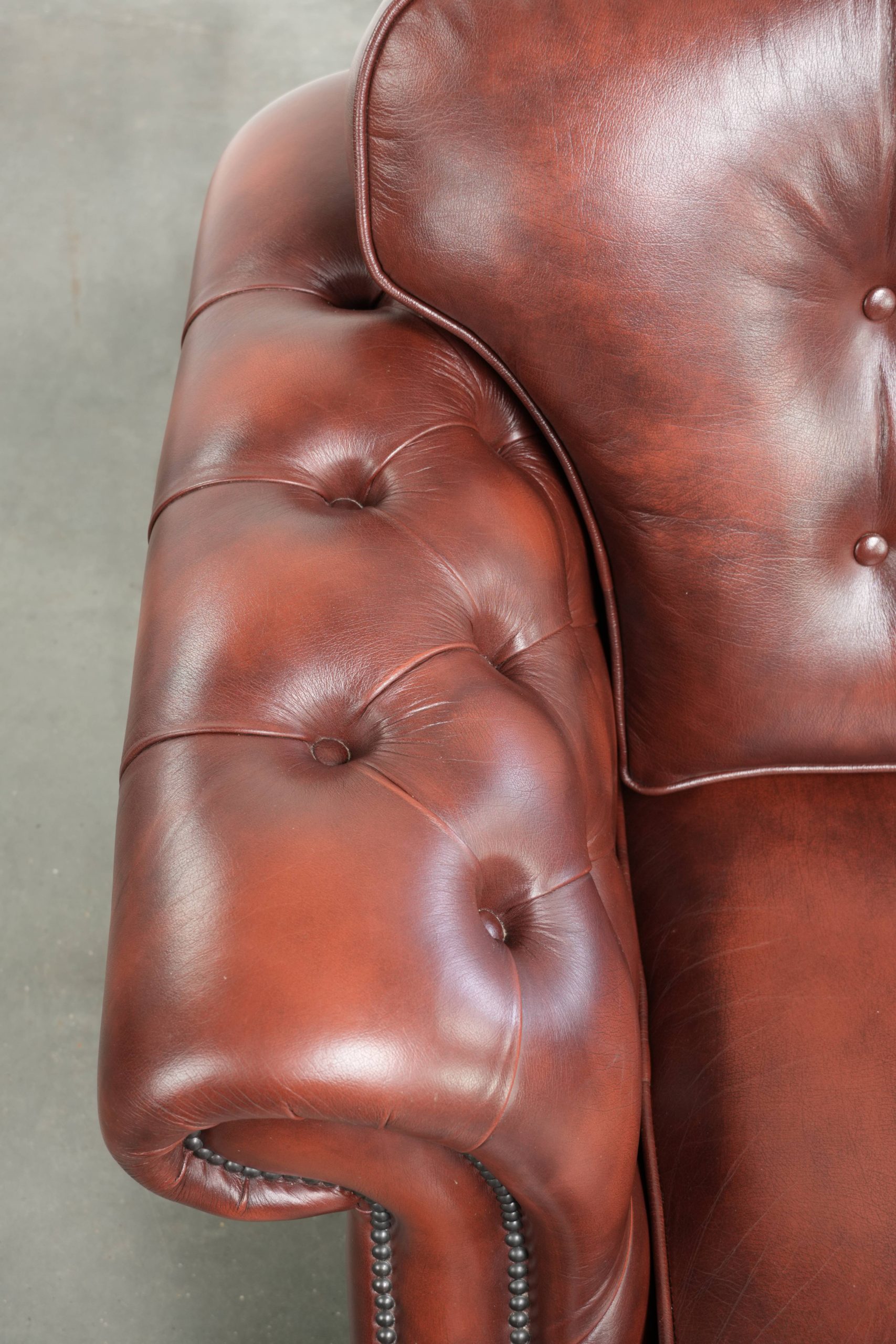 Bruine rundleren chesterfield fauteuil in een uniek design afgewerkt met siernagels - Afbeelding 7