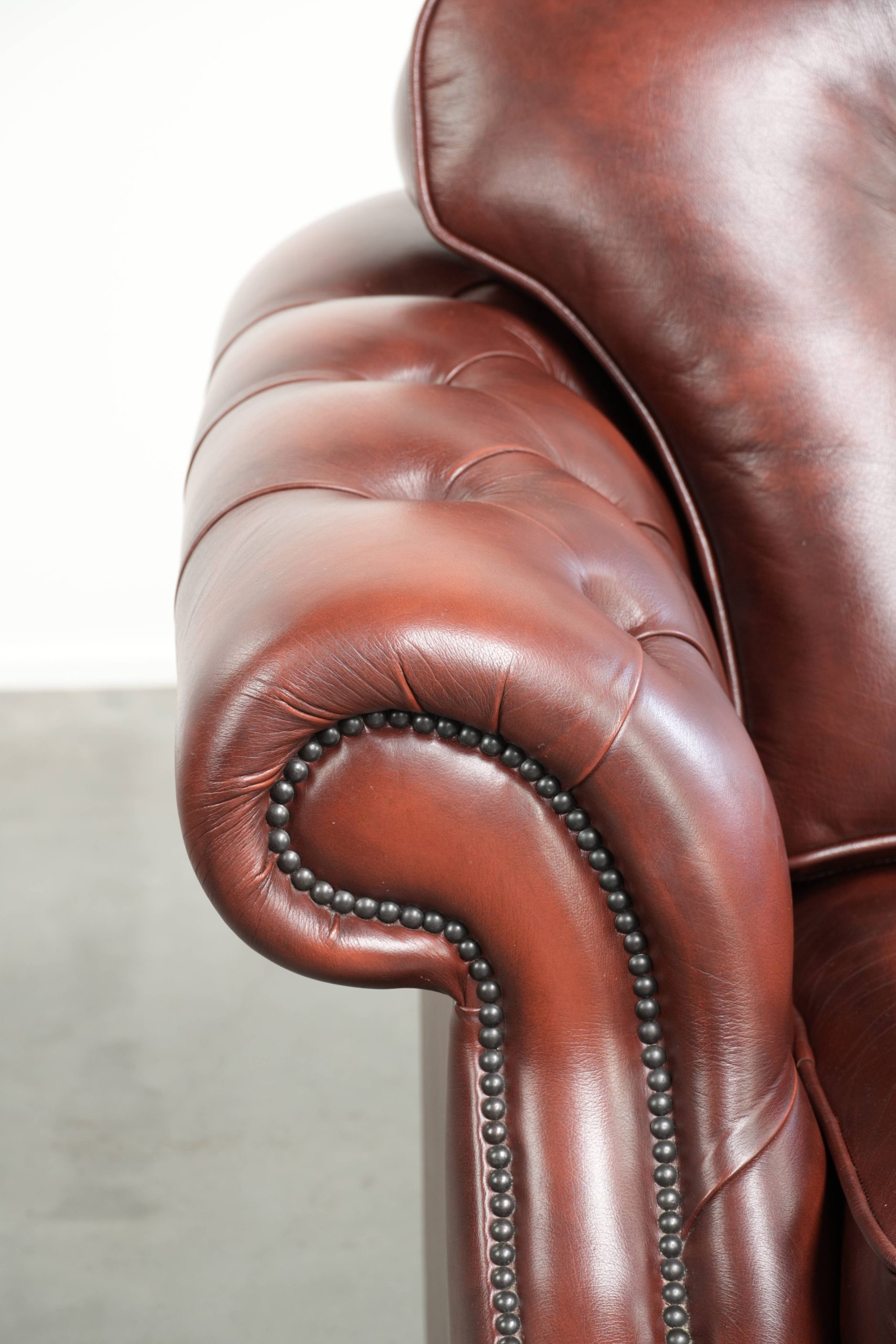 Bruine rundleren chesterfield fauteuil in een uniek design afgewerkt met siernagels - Afbeelding 10