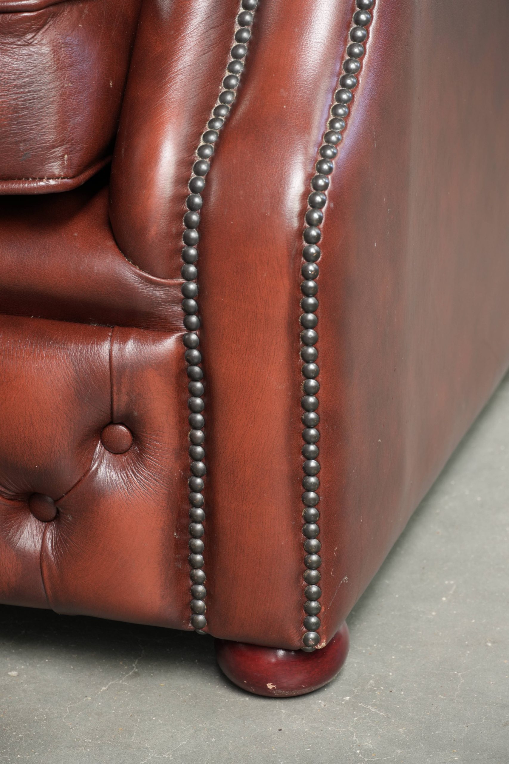 Bruine rundleren chesterfield fauteuil in een uniek design afgewerkt met siernagels - Afbeelding 12