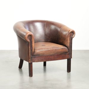 Leuke schapenleren clubfauteuil met een prachtig patina in een subtiel formaat en een vintage uitstraling