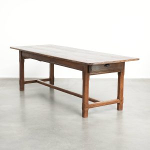 Antieke eikenhouten eettafel uit de 18e eeuw voor 6 tot 8 personen met prachtige originele details en een robuuste uitstraling