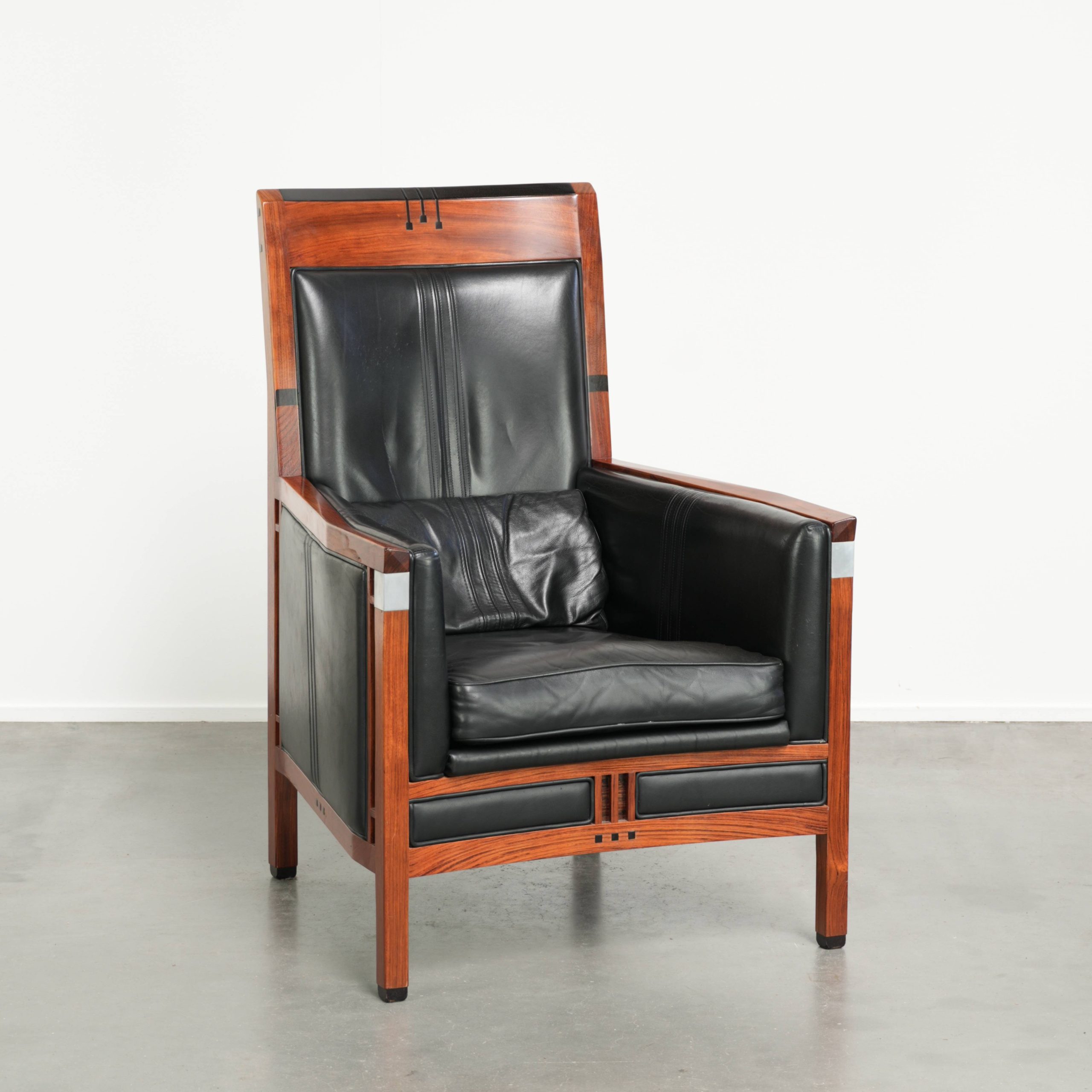 Stijlvolle rundleren Art Deco design fauteuil van Schuitema uit de Decoforma serie met prachtige details