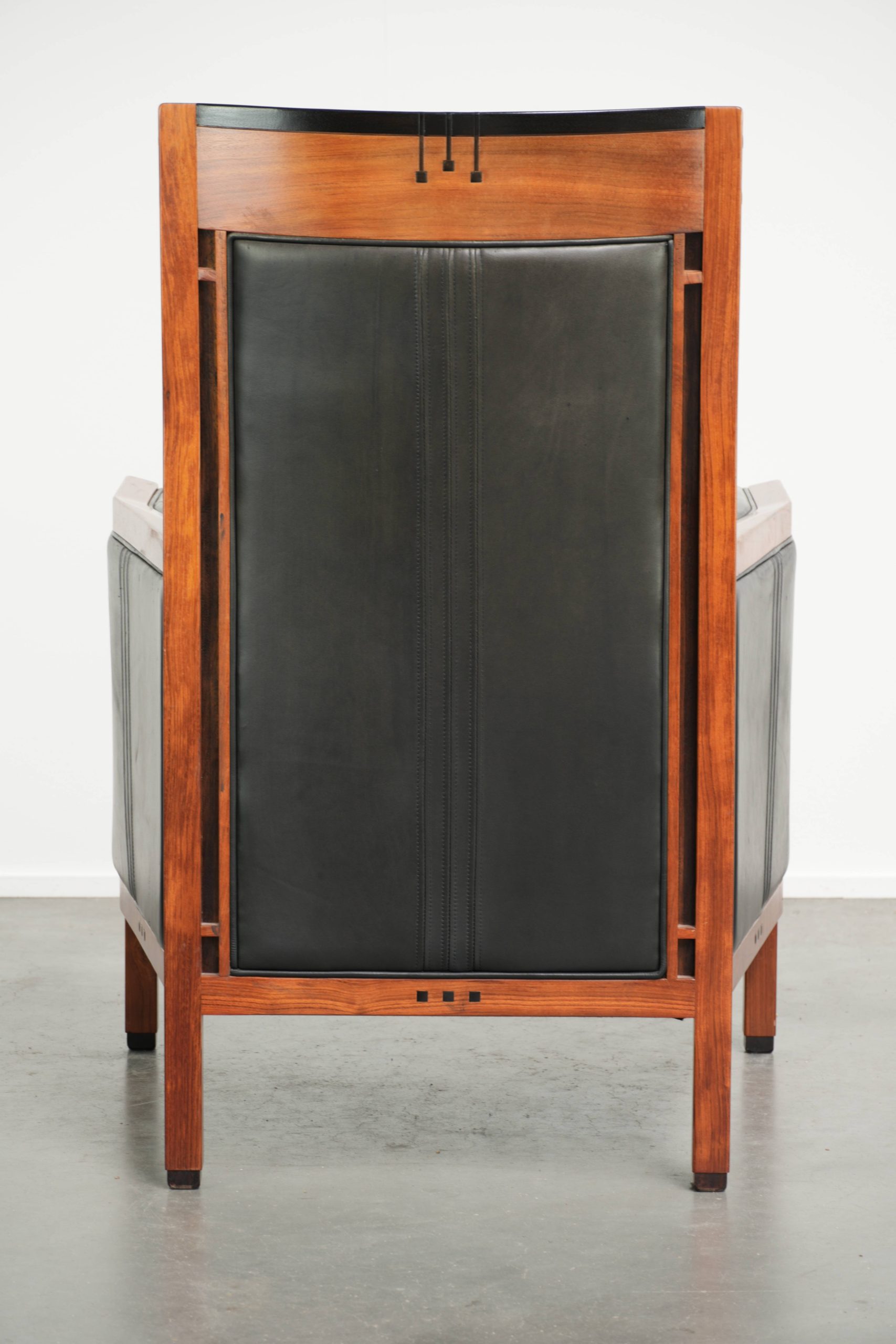 Stijlvolle rundleren Art Deco design fauteuil van Schuitema uit de Decoforma serie met prachtige details - Afbeelding 4