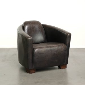 Rundleren Aviator design armchair in een donkere kleurstelling met een karaktervolle uitstraling